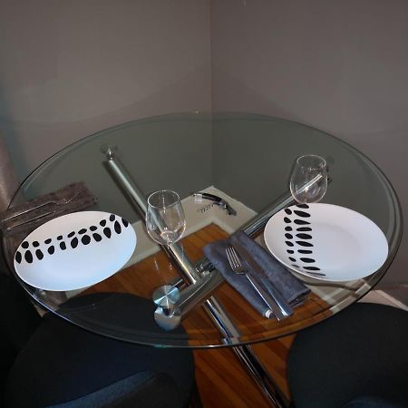 Room With King Bed In Shared 3 Bedroom Downtown モントリオール エクステリア 写真