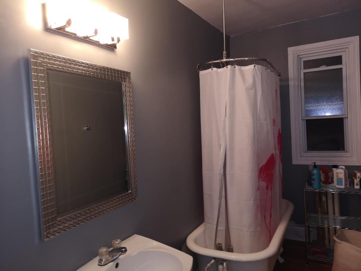 Room With King Bed In Shared 3 Bedroom Downtown モントリオール エクステリア 写真