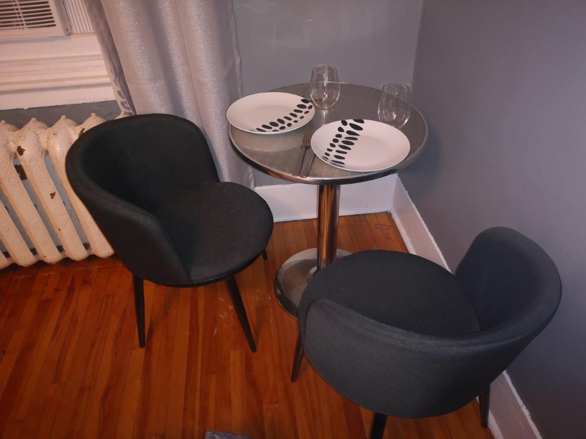 Room With King Bed In Shared 3 Bedroom Downtown モントリオール エクステリア 写真